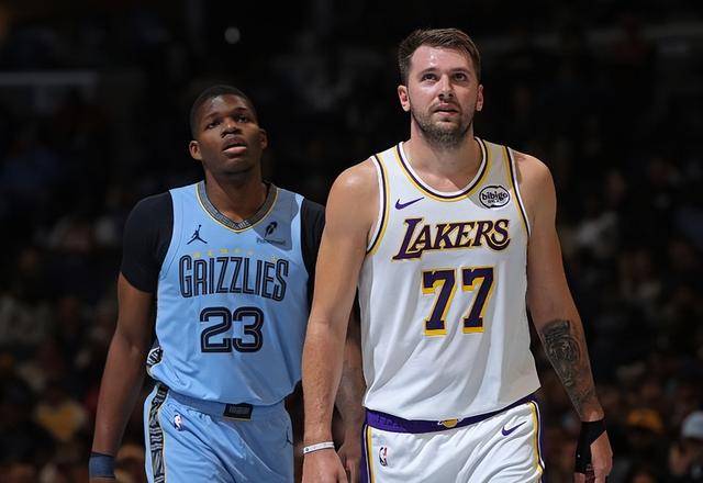 东契奇复出44+12+6+6三分湖人逆转灰熊 里夫斯21分制胜两罚