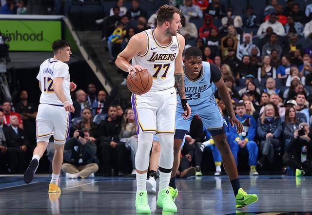 东契奇复出44+12+6+6三分湖人逆转灰熊 里夫斯21分制胜两罚