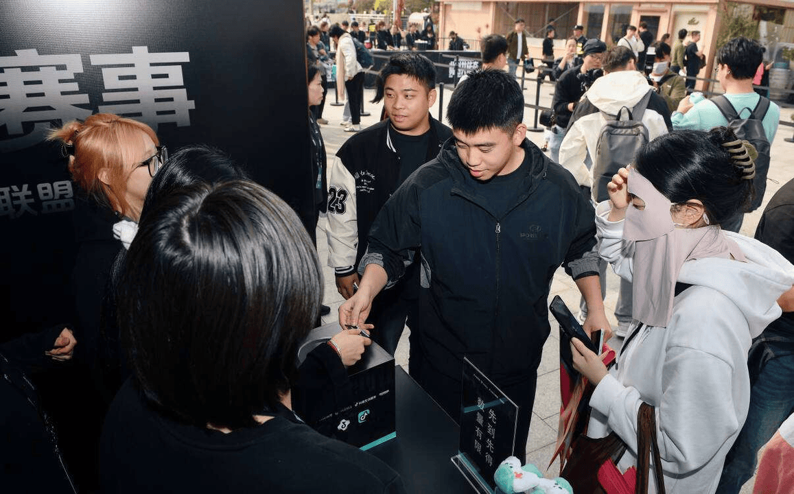 黄浦江畔的电竞狂欢!S15上海北外滩观赛派对燃爆半决赛