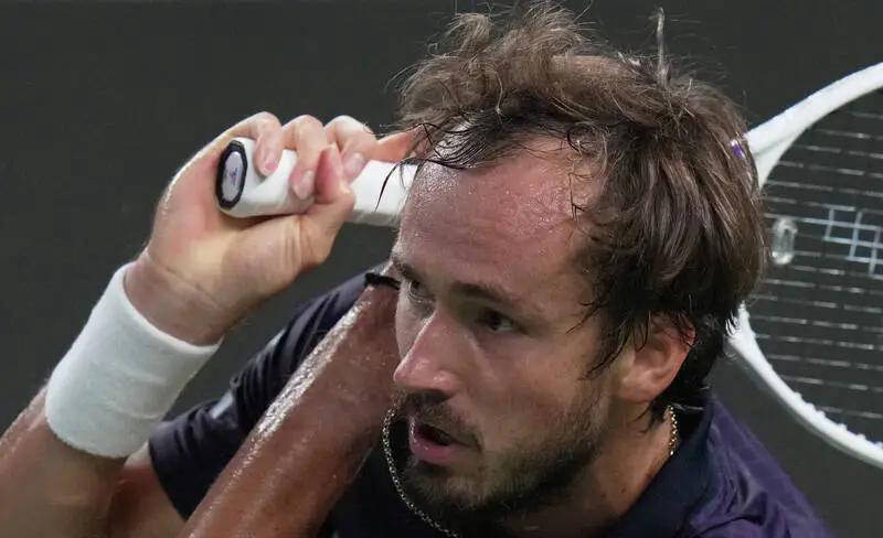 梅尔在比赛中不满裁判判罚,发声抱怨等待纳达尔的经历