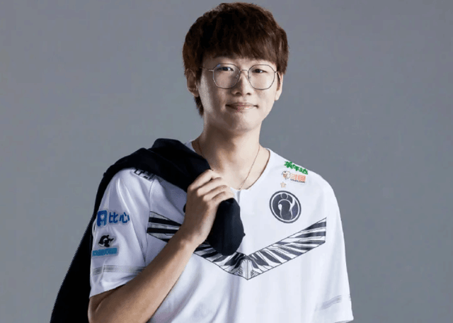 电竞圈现 “浴室五杀”!Ning 王洗澡滑倒伤手臂,解说杯训练赛泡汤