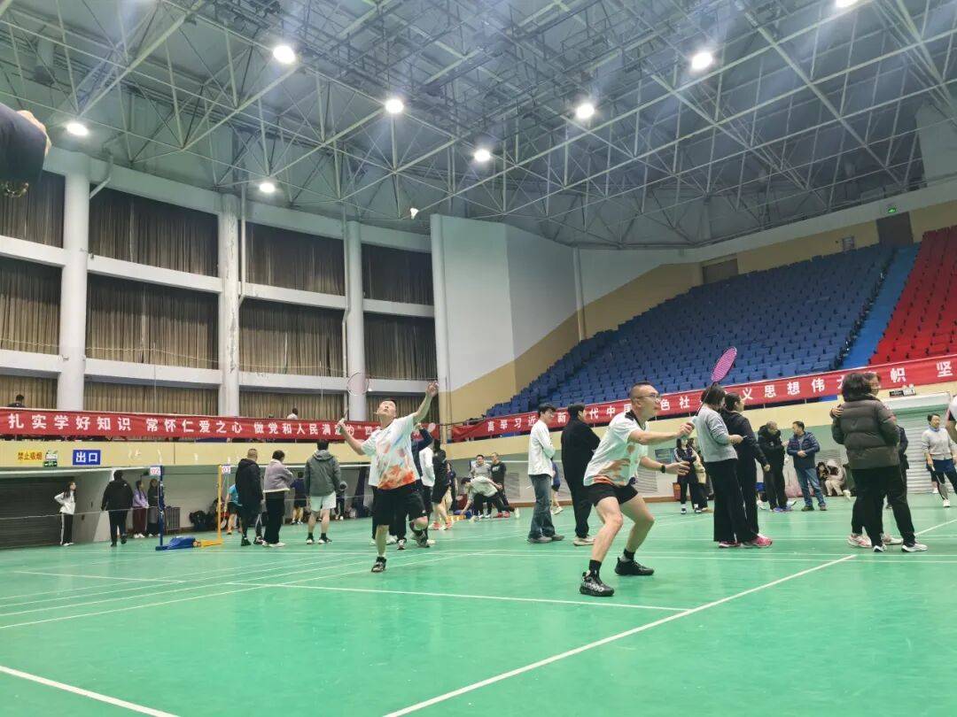 我院教职工羽毛球队在河北大学2025年教职工羽毛球比赛中取得优异成绩