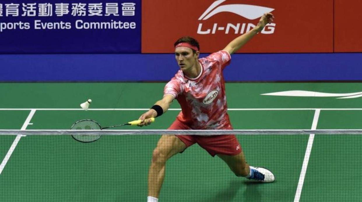 法国羽毛球公开赛男单比赛,安赛龙对阵马来西亚选手梁峻豪,比赛激烈精彩,安赛龙展现出强大实力和冷静应对能力