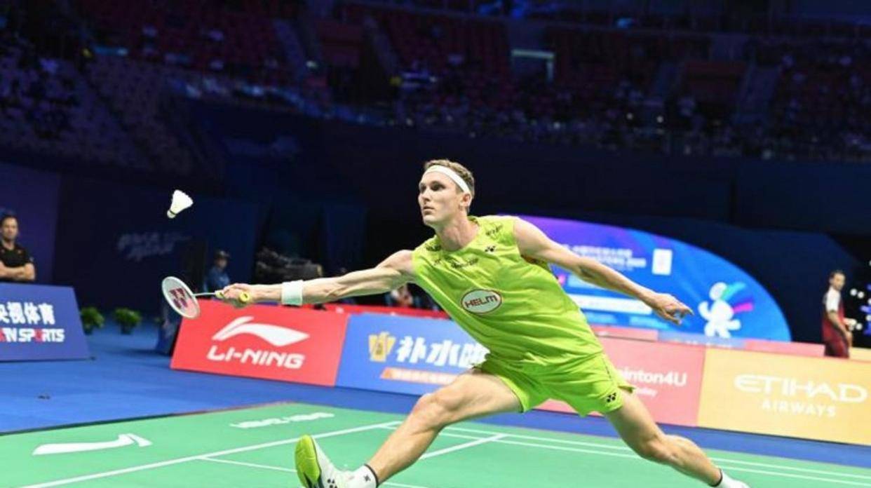 法国羽毛球公开赛男单比赛,安赛龙对阵马来西亚选手梁峻豪,比赛激烈精彩,安赛龙展现出强大实力和冷静应对能力