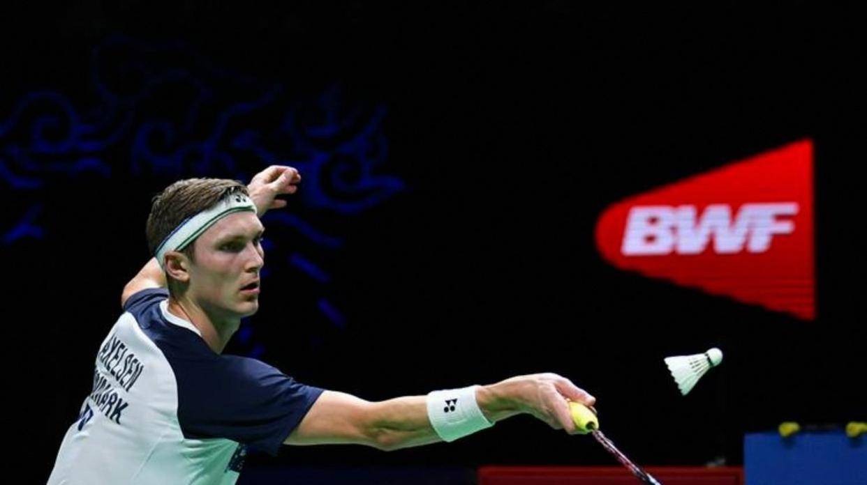 法国羽毛球公开赛男单比赛,安赛龙对阵马来西亚选手梁峻豪,比赛激烈精彩,安赛龙展现出强大实力和冷静应对能力