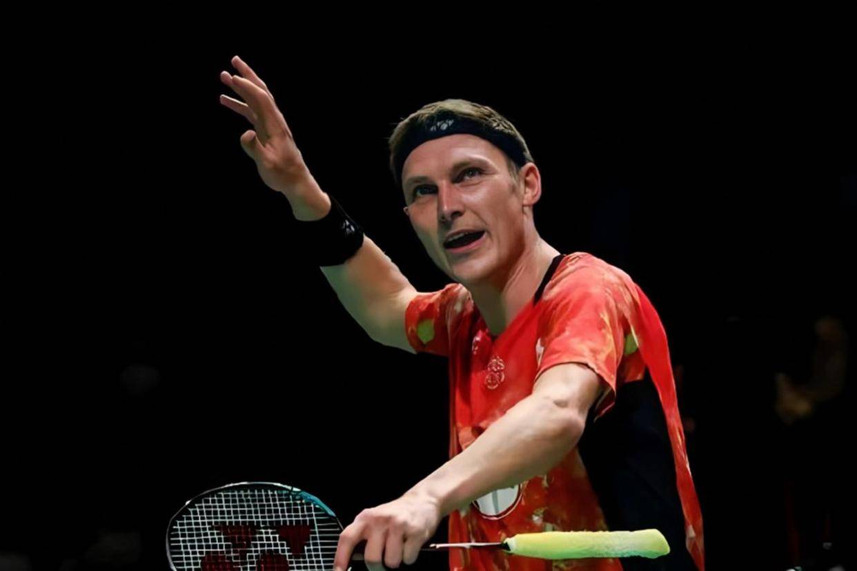 法国羽毛球公开赛男单比赛,安赛龙对阵马来西亚选手梁峻豪,比赛激烈精彩,安赛龙展现出强大实力和冷静应对能力