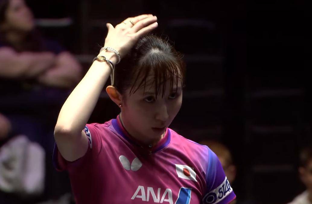 突发!早田希娜忽然暂停比赛,手指球童抗议