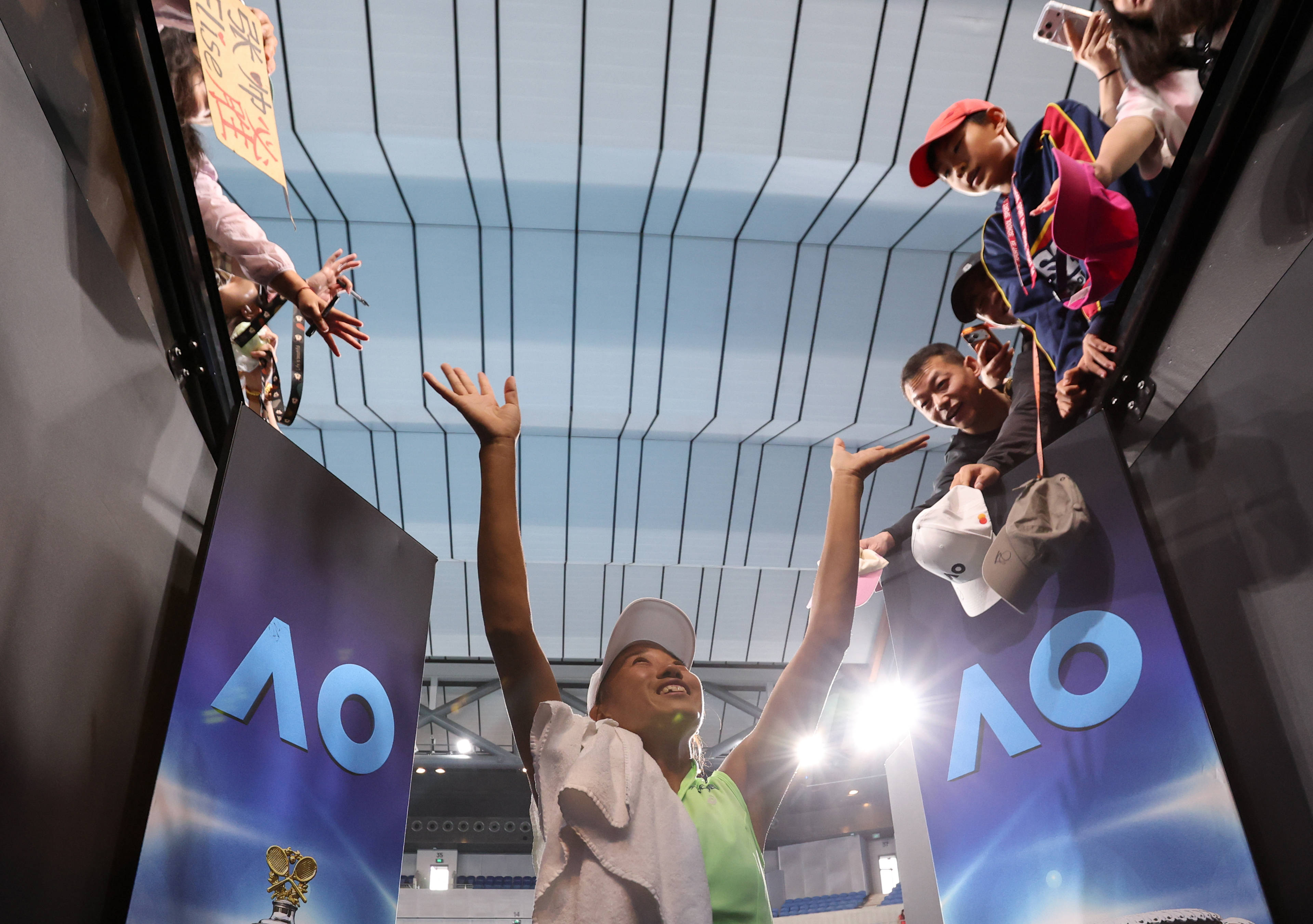 （体育）网球——澳网：张帅/梅尔滕斯晋级女双决赛